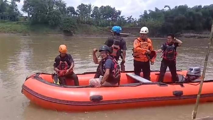 Petugas Tim SAR gabungan melakukan pencarian wanita asal Cilacap yang diduga hilang di Sungai Citanduy.