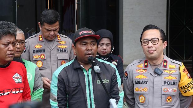 Polda Metro Jaya berbagi kepada komunitas ojol lewat 'Jumat Peduli'