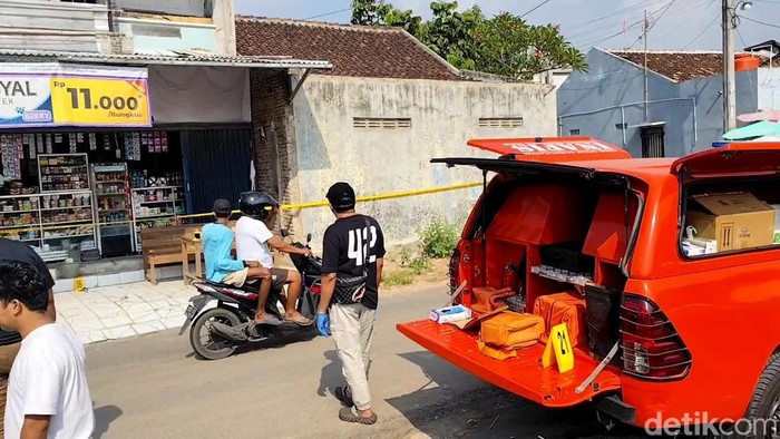 Polisi saat melakukan oleh tempat kejadian kebakaran rumah milik Teguh Istiyanto di Desa Wangunrejo Kecamatan Margorejo, Jumat (3/10/2025).