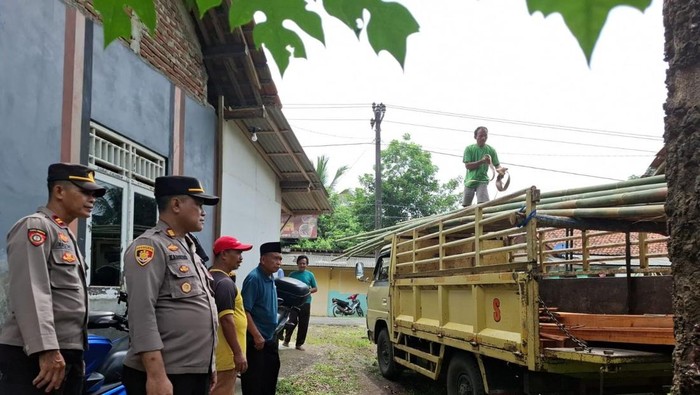 Polresta Banyumas beri bantuan material untuk memperbaiki atap rumah milik Karto, warga Desa Sawangan, Kecamatan Ajibarang, yang rusak.