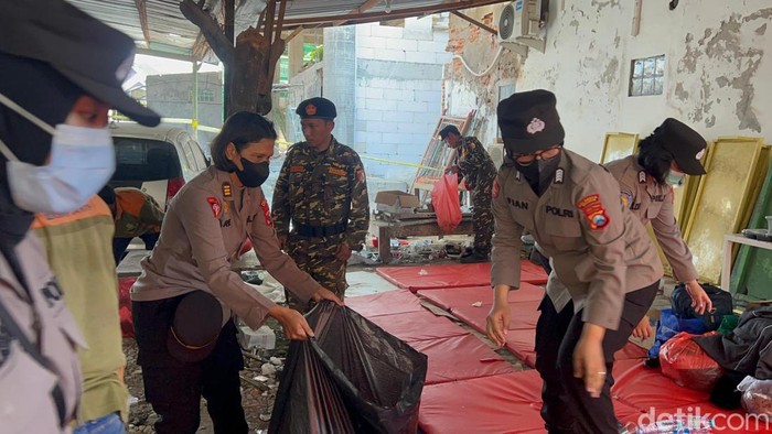 Polwan Polresta Sidoarjo turut membersihkan posko keluarga korban ambruknya ponpes Al Khoziny Buduran, Sidoarjo.