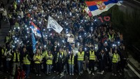 Ribuan warga Serbia memenuhi jalan utama Beograd saat mengikuti pawai anti-pemerintah, menandai 11 bulan protes sejak runtuhnya stasiun kereta Novi Sad. Foto: REUTERS/Marko Djurica