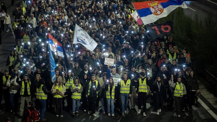People march the streets to commemorate the 16 victims, who were killed after a railway concrete canopy fell in November 2024 in Novi Sad, triggering accusations of widespread corruption and negligence, in Belgrade, Serbia, October 1, 2025. REUTERS/Marko Djurica     TPX IMAGES OF THE DAY