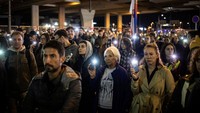 Peserta aksi melakukan hening cipta selama 16 menit di Beograd untuk mengenang 16 korban runtuhnya atap stasiun kereta Novi Sad. Foto: REUTERS/Marko Djurica