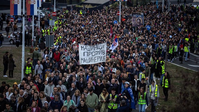 Potret Gelombang Protes Anti-Pemerintah Terus Berlanjut di Serbia People march the streets to commemorate the 16 victims, who were killed after a railway concrete canopy fell in November 2024 in Novi Sad, triggering accusations of widespread corruption and negligence, in Belgrade, Serbia, October 1, 2025. REUTERS/Marko Djurica TPX IMAGES OF THE DAY