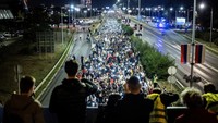 Suasana damai terlihat dalam pawai massal di Beograd, meski pengunjuk rasa menuduh pemerintah terlibat korupsi dan menekan kebebasan media. Foto: REUTERS/Marko Djurica