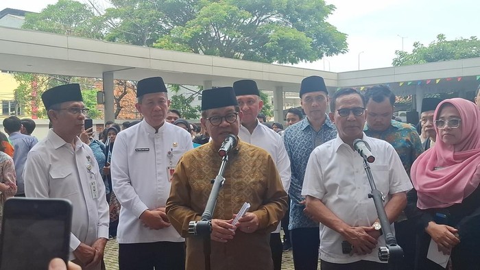 Pramono Anung (kemeja cokelat)-(Belia/detikcom)