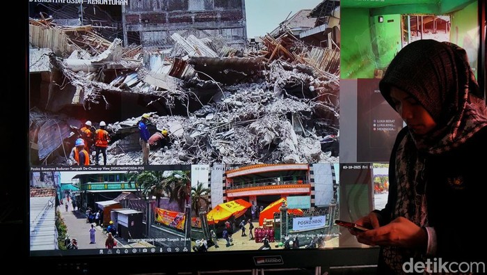 Proses evakuasi bangunan ambruk di Ponpes Sidorajo dari layar CCTV Posko Gabungan