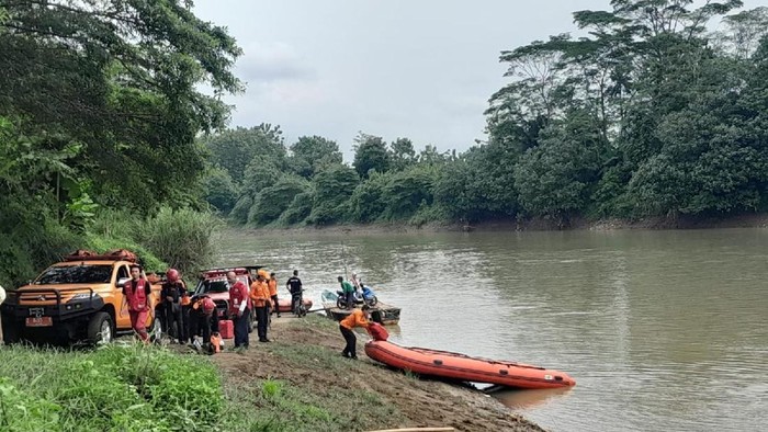 Proses evakuasi jasad Sri di Pangandaran