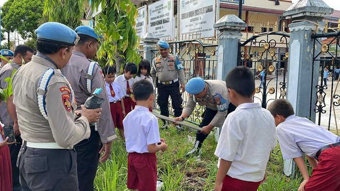 Provos Polres Dumai turun ke sekolah dan menanam pohon bareng siswa SD, Jumat (3/10/2025).