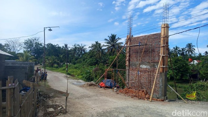 Proyek pembangunan gapura menuju rumah Wabup Pandeglang, Iing Andri Supriadi. (Dok Aris Rivaldo/detikcom)