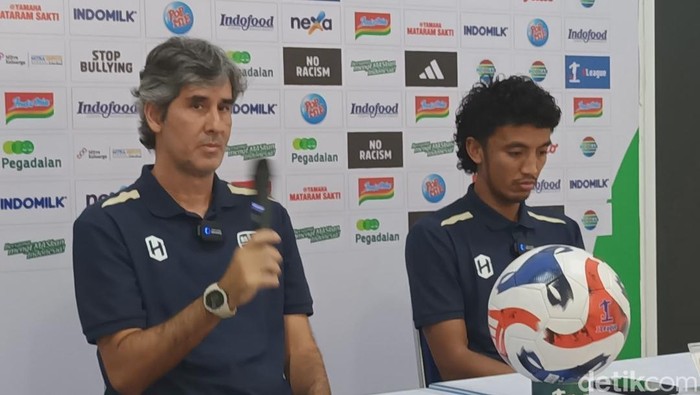 Pelatih Barito Putera Stefano Cugurra saat konferensi pers di Stadion Jatidiri, Semarang, Jumat (3/10/2025).
