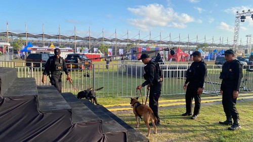 Puluhan Satwa K9 dikerahkan untuk melakukan sterilisasi area Sirkuit Mandalika jelang balapan seri ke 18 Pertamina Grand Prix of Indonesia 2025.