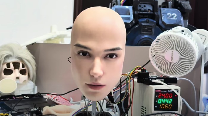 Perusahaan China merilis sebuah video yang memperlihatkan robot super mirip manusia. Mimik wajahnya berhasil menyerupai beragam gerakan alami manusia.