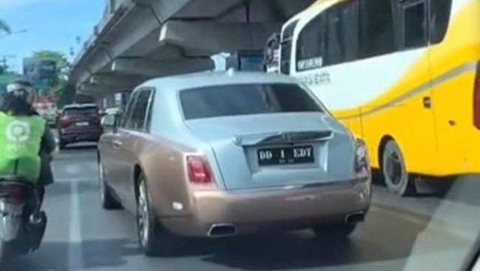 Rolls-Royce pakai pelat nomor palsu