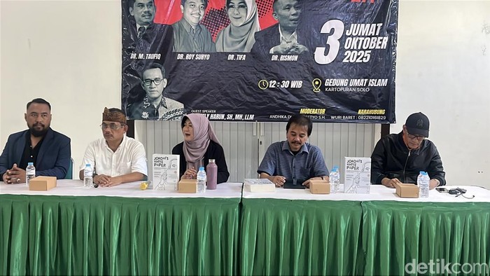Roy Suryo Cs bedah buku Jokowi’s White Paper di Solo, Jumat (3/10/2025).