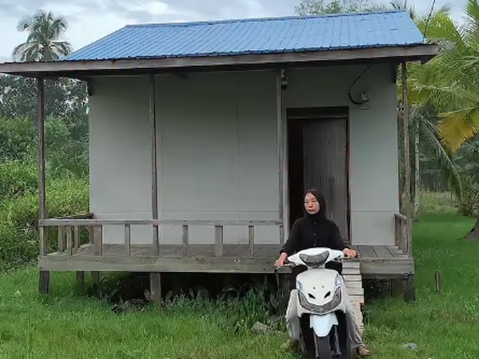 Wanita ini mengunggah suasana rumah anti sombong miliknya dari luar, begitu masuk ke dalam sukses membuat warganet kagum. Postingan rumah yang berada di Jambi itu langsung viral di media sosial.