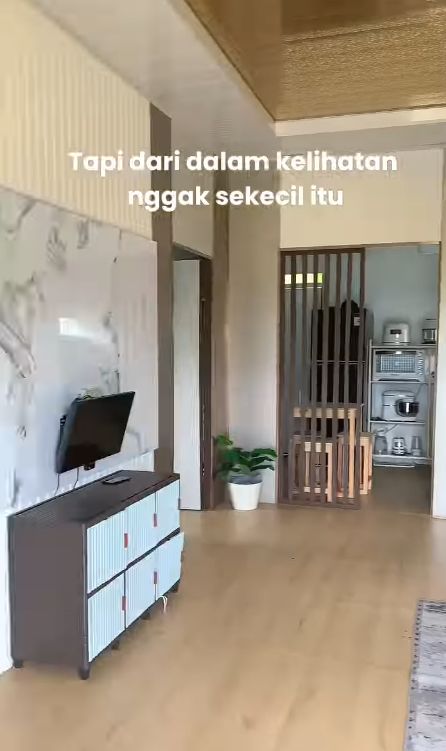 Rumah Viral Wanita ini mengunggah suasana rumah anti sombong miliknya dari luar, begitu masuk ke dalam sukses membuat warganet kagum. Postingan rumah yang berada di Jambi itu langsung viral di media sosial.