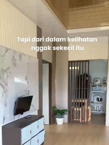 Wanita ini mengunggah suasana rumah anti sombong miliknya dari luar, begitu masuk ke dalam sukses membuat warganet kagum. Postingan rumah yang berada di Jambi itu langsung viral di media sosial.