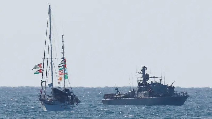 An Israeli navy vessel escorts a vessel from the Global Sumud Flotilla to Ashdod Port, in southern Israel, October 2, 2025. (Reuters)