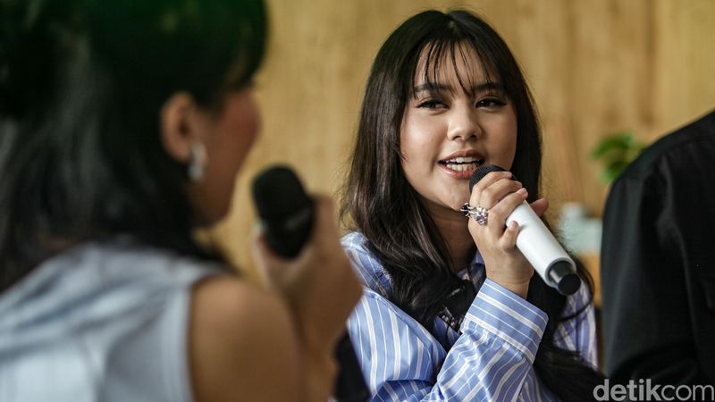Samsung Matcha Workshop Experience hadir di Miro Matcha House, Antasari Place, Jakarta, Jumat (3/10/2025). Acara ini diisi talkshow bersama MX Product Marketing Senior Manager Samsung Electronics Indonesia, Ilham Indrawan dan Ziva Magnolya selaku brand ambassador Samsung. Selain talkshow, hadir kelas membuat matcha yang diikuti influencer serta memperkenalkan fitur Samsung Galaxy Z Flip 7 dan Galaxy Z Fold 7 untuk kebutuhan membuat konten.