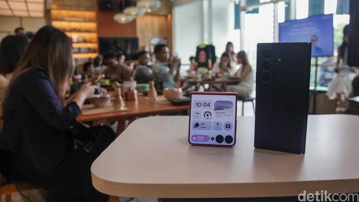 Samsung Matcha Workshop Experience hadir di Miro Matcha House, Antasari Place, Jakarta, Jumat (3/10/2025). Acara ini diisi talkshow bersama MX Product Marketing Senior Manager Samsung Electronics Indonesia, Ilham Indrawan dan Ziva Magnolya selaku brand ambassador Samsung. Selain talkshow, hadir kelas membuat matcha yang diikuti influencer serta memperkenalkan fitur Samsung Galaxy Z Flip 7 dan Galaxy Z Fold 7 untuk kebutuhan membuat konten.