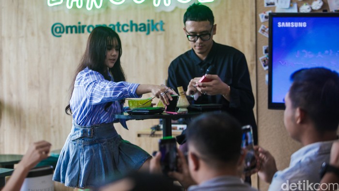 Samsung Matcha Workshop Experience hadir di Miro Matcha House, Antasari Place, Jakarta, Jumat (3/10/2025). Acara ini diisi talkshow bersama MX Product Marketing Senior Manager Samsung Electronics Indonesia, Ilham Indrawan dan Ziva Magnolya selaku brand ambassador Samsung. Selain talkshow, hadir kelas membuat matcha yang diikuti influencer serta memperkenalkan fitur Samsung Galaxy Z Flip 7 dan Galaxy Z Fold 7 untuk kebutuhan membuat konten.