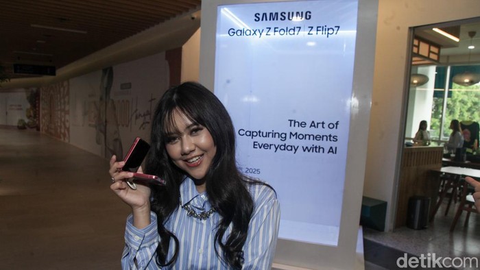 Samsung Matcha Workshop Experience hadir di Miro Matcha House, Antasari Place, Jakarta, Jumat (3/10/2025). Acara ini diisi talkshow bersama MX Product Marketing Senior Manager Samsung Electronics Indonesia, Ilham Indrawan dan Ziva Magnolya selaku brand ambassador Samsung. Selain talkshow, hadir kelas membuat matcha yang diikuti influencer serta memperkenalkan fitur Samsung Galaxy Z Flip 7 dan Galaxy Z Fold 7 untuk kebutuhan membuat konten.
