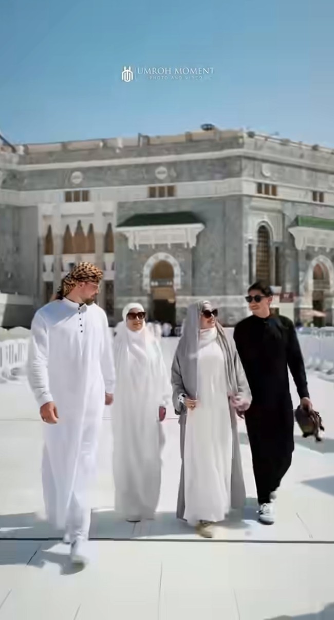 Sarah Azhari baru saja menunaikan ibadah umrah. Tak sendirian, ia menjalani umrah bersama anggota keluarga, Tia Azhari dan Lukman Azhari. Foto: Instagram/@sazarita