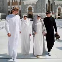 Sarah Azhari baru saja menunaikan ibadah umrah. Tak sendirian, ia menjalani umrah bersama anggota keluarga, Tia Azhari dan Lukman Azhari. Foto: Instagram/@sazarita