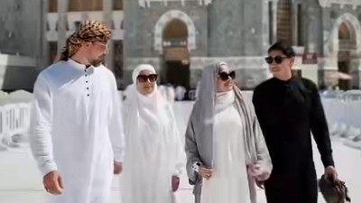 6 Foto Sarah Azhari Umrah Bareng Keluarga, Manglingi Pakai Gamis & Hijab