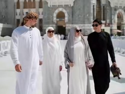 6 Foto Sarah Azhari Umrah Bareng Keluarga, Manglingi Pakai Gamis & Hijab