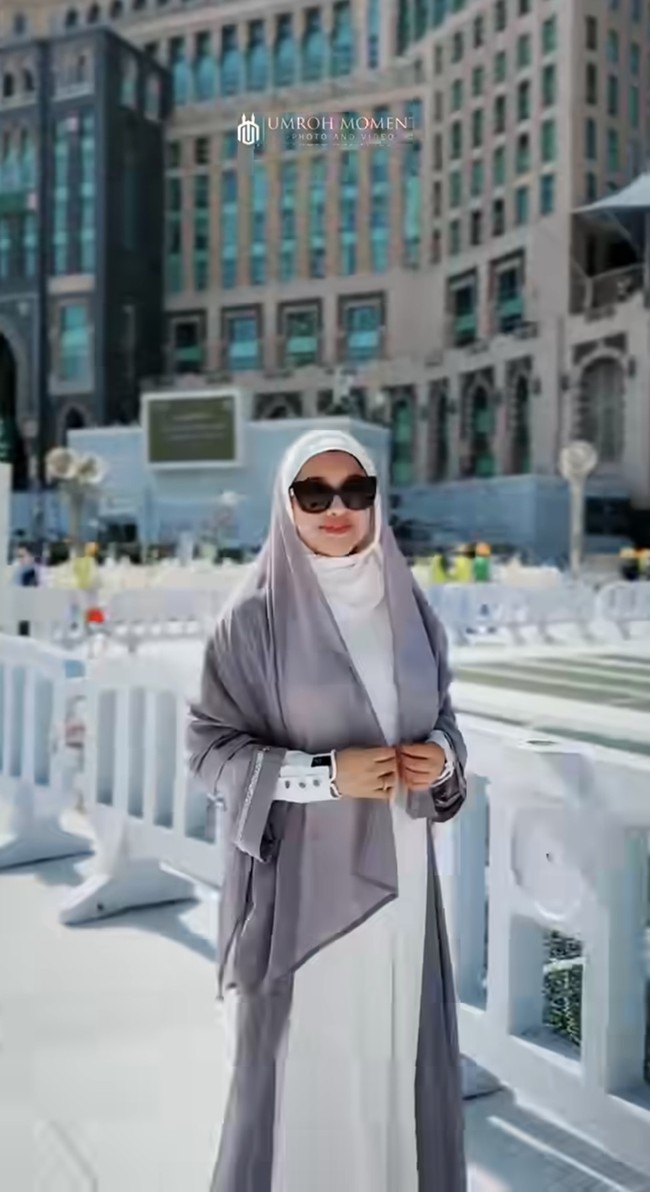 Kerap tampil terbuka, penampilan tertutup Sarah dengan mengenakan gamis dan hijab langsung curi atensi. Ibu satu orang anak itu tampil manglingi. Foto: Instagram/@sazarita