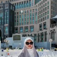 Kerap tampil terbuka, penampilan tertutup Sarah dengan mengenakan gamis dan hijab langsung curi atensi. Ibu satu orang anak itu tampil manglingi. Foto: Instagram/@sazarita