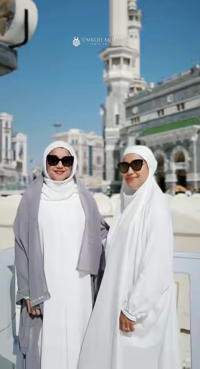 Potret Sarah saat berpose bersama adiknya, Tia Azhari. Keduanya terlihat kompak kenakan busana syar’i serba putih. Sarah dan Tia juga sama-sama mengenakan kaca mata hitam untuk melengkapi penampilannya. Foto: Instagram/@sazarita