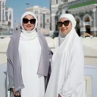 Potret Sarah saat berpose bersama adiknya, Tia Azhari. Keduanya terlihat kompak kenakan busana syar’i serba putih. Sarah dan Tia juga sama-sama mengenakan kaca mata hitam untuk melengkapi penampilannya. Foto: Instagram/@sazarita