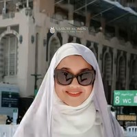 Sarah tampil dengan gamis polos longgar yang memberi kesan bersih dan anggun. Di bagian luarnya ia menambahkan jilbab panjang berwarna abu-ungu lembut yang menambah kesan syar’i. Foto: Instagram/@sazarita