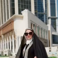 Penampilannya dilengkapi dengan hijab panjang hitam transparan (flowy) yang menyatu dengan abaya. Wajahnya tampak cantik natural tanpa riasan. Foto: Instagram/@sazarita