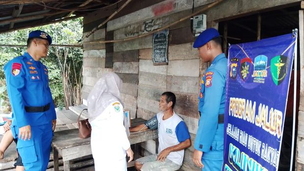 Satpolairud Polres Siak menyapa warga di Kampung Berabari, Kecamatan Pusako lewat program 'Jalur', Kamis (2/10/2025).