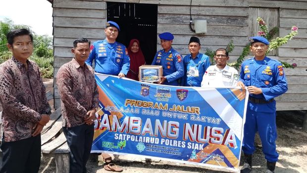 Satpolairud Polres Siak menyapa warga di Kampung Berabari, Kecamatan Pusako lewat program 'Jalur', Kamis (2/10/2025).
