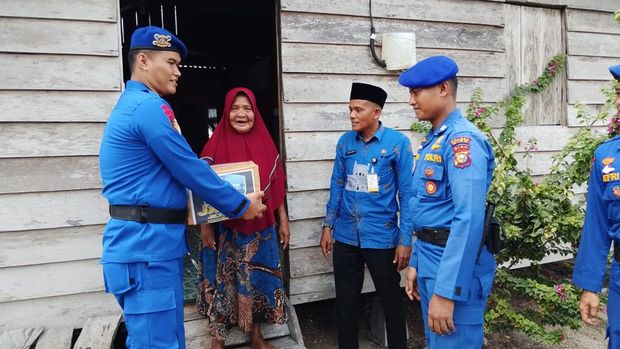 Satpolairud Polres Siak menyapa warga di Kampung Berabari, Kecamatan Pusako lewat program 'Jalur', Kamis (2/10/2025).