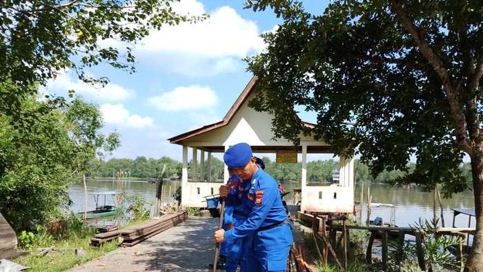 Satpolairud Polres Siak menyapa warga di Kampung Berabari, Kecamatan Pusako lewat program Jalur, Kamis (2/10/2025).