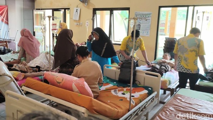 Sejumlah siswa di Purworejo menjalani perawatan karena diduga mengalami keracunan makan bergizi gratis (MBG), Jumat (3/10/2025).