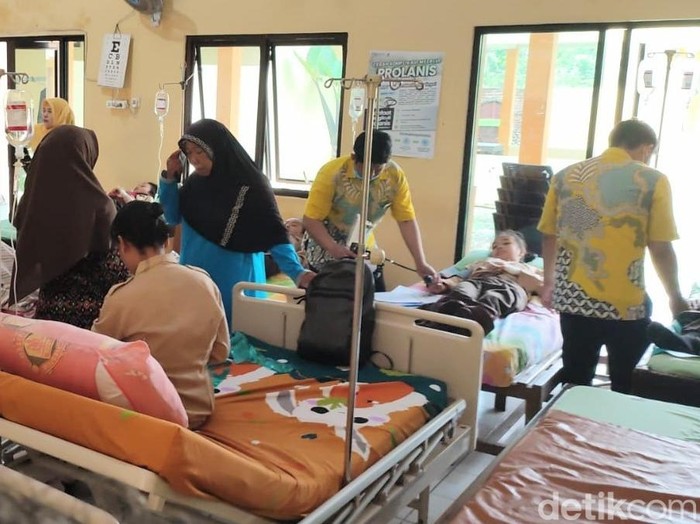 Sejumlah siswa di Purworejo menjalani perawatan karena diduga mengalami keracunan makan bergizi gratis (MBG), Jumat (3/10/2025).
