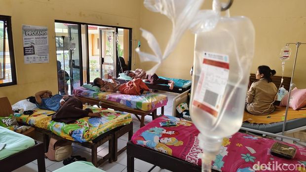Sejumlah siswa diduga keracunan Makan Bergizi Gratis (MBG) dirawat di Puskesmas Bragolan, Purworejo, Jumat (3/10/2025).