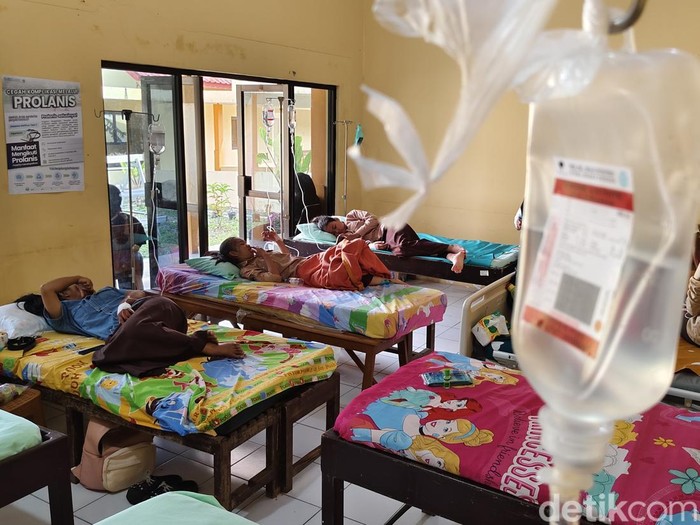 Sejumlah siswa diduga keracunan Makan Bergizi Gratis (MBG) dirawat di Puskesmas Bragolan, Purworejo, Jumat (3/10/2025).
