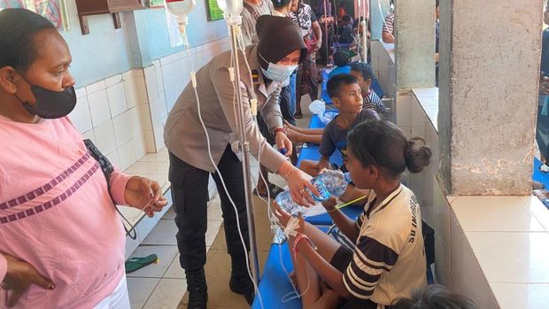 Sejumlah siswa SD saat mendapat penanganan medis di tenda darurat yang dibangun polisi di Lapangan Puspenmas Soe, Kabupaten TTS, NTT, Jumat (3/10/2025).