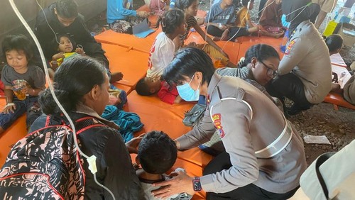 Sejumlah siswa SD saat mendapat penanganan medis di tenda darurat yang dibangun polisi di Lapangan Puspenmas Soe, Kabupaten TTS, NTT, Jumat (3/10/2025).