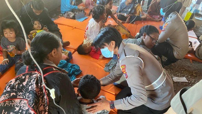 Sejumlah siswa SD saat mendapat penanganan medis di tenda darurat yang dibangun polisi di Lapangan Puspenmas Soe, Kabupaten TTS, NTT, Jumat (3/10/2025).
