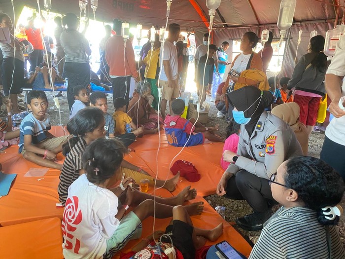 Sejumlah siswa SD saat mendapat penanganan medis di tenda darurat yang dibangun polisi di Lapangan Puspenmas Soe, Kabupaten TTS, NTT, Jumat (3/10/2025).